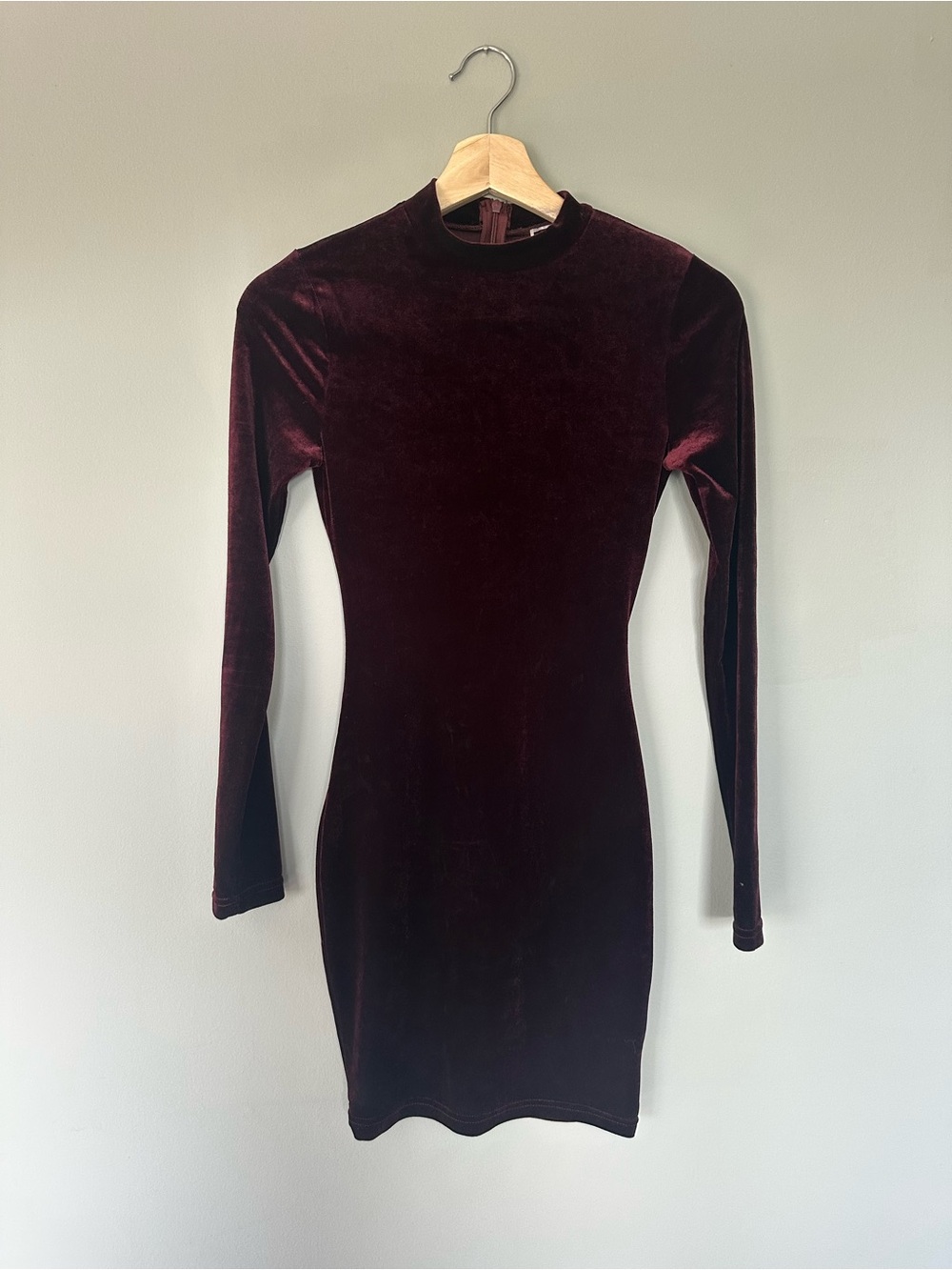 Another Story - Velvet Long-Sleeve Bodycon Dress in Deep Burgundy